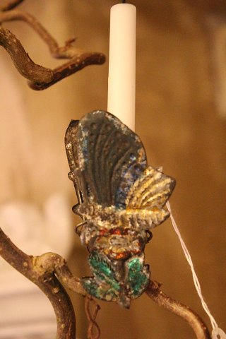 Gammelt julepynt , lysholder i bemalet metal i form af lille sommerfugl. H:8cm.