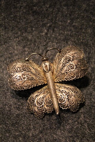 Old butterfly brooch in silver filigree.
Measure: 6x5,5cm.
SOLD !