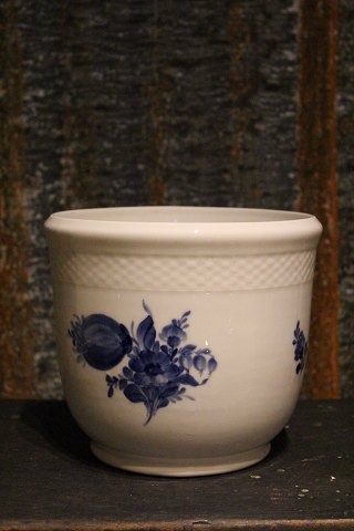 Porcelain flowerpot holder in Blue Flower of Royal Copenhagen.
10/8240.