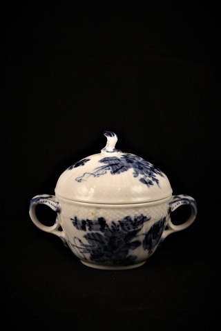 Royal Copenhagen Blue Flower curved sugar bowl.
10/1680.