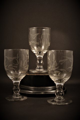 Gamle Fransk mundblæste vin glas med slebne blad dekorationer.
H:14cm. Dia.:7cm.
SOLGT !