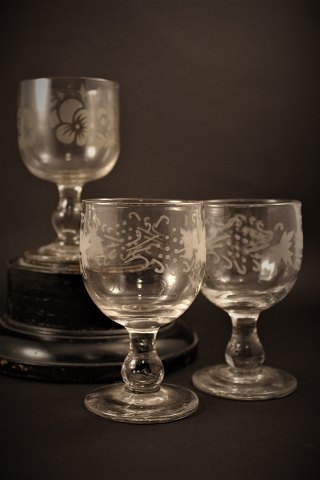 5 pieces. old French mouth-blown wine glass with cut wine leaves.
H:12cm.