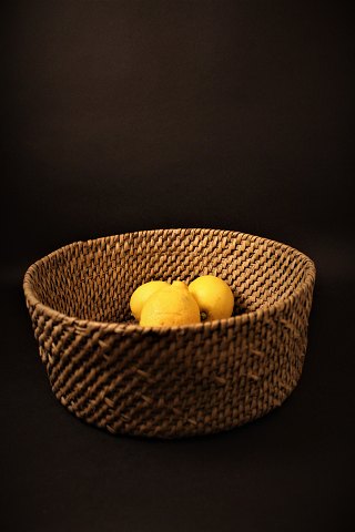 Decorative Swedish 1800 century wicker basket .
H:11.5cm. Dia.:27cm.