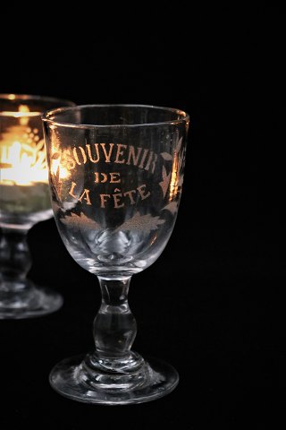Gammelt fransk Souvenir vinglas med graveret skrift Souvenir De La Féte...
