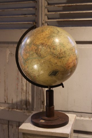 Dekorativ , gammel globus i papmache med en fin patina på træfod med kompas i 
bunden...