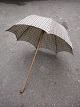 Fin gammel fransk sol parasol i ternet sort/hør 
farvet stof helt tilbage fra begyndelsen af 1900 tallet...