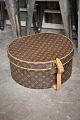 emne nr:
Louis Vuitton hatteæske emne nr:
Louis Vuitton hatteæske