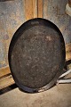 Gammel rå Fransk oval bakke i afpudset jern og med en super flot patina. 
67x48,5cm.