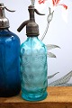 Dekorativ , sjælden fransk mini glas sifon fra begyndelsen af 1900 tallet 
i turkisblå farve... Dekorativ , sjælden fransk mini glas sifon fra begyndelsen af 1900 tallet 
i turkisblå farve...