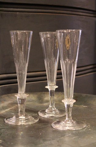 Elegant klassisk , gammelt Fransk champagne glas ( fløjte )
