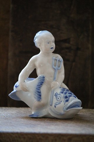 Meget sjælden musselmalet figur af dreng siddende på fisk.
fra Royal Copenhagen ,
1.sort.