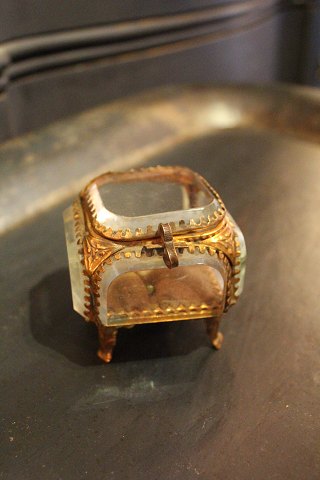 Gammelt Fransk smykkeskrin i bronze og glas med silke pude og fin gammel patina.