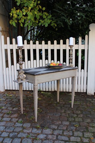 Svensk 1800 tals Gustaviansk konsol bord med kannelerede ben og harlekin tern på toppen...