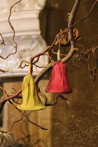 Old Christmas decorations, Christmas bell in colored paper.
120: green. 121: red. Height: 6cm.