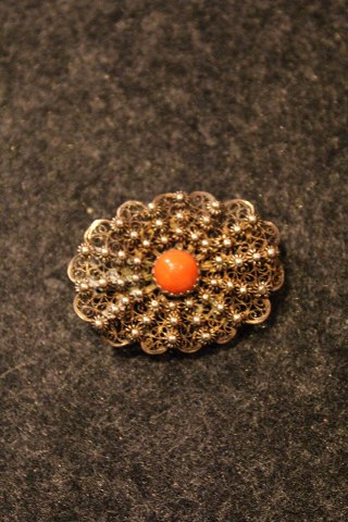 Old silver brooch, filigree with stone.
Measures: 4x3cm.