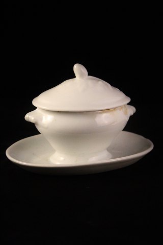 Old French, oval mustard terrine, in white porcelain. 
H: 10cm. 
L&W:14,5x9cm.