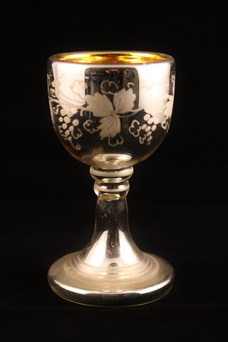 1800 tals vin glas lavet i fattigmandssølv , dekoreret med ætset vinblade udenpå.