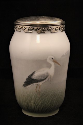 Vase fra Royal Copenhagen ( 1898-1923 ) højde: 18cm.
med storke motiv om med sølv besætningen