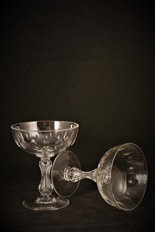 Old French champagne bowls with fine foot and grinding.H: 12cm. Dia.:9cm.