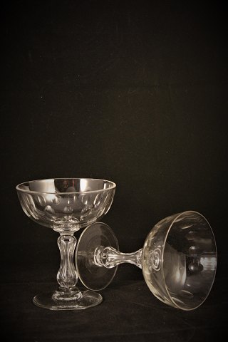 Gammel Fransk champagneskål med fin fod og slibninger.
H:12cm. Dia.:9cm.