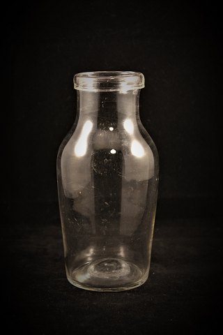 Svensk 1800 tals mundblæst mælkekande i glas...