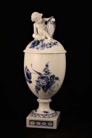 Blå Blomst æggevase / pokal vase fra Royal Copenhagen med lille dreng på låget.