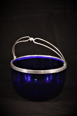 Gammel Candy skål i blåt glas med sølvet kant og hank.Stemplet 830S.H:7cm. Dia.:11,5cm.