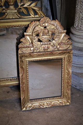 Dekorativt , Fransk 1800 tals spejl med fin dekoreret ramme med gammel forgyldning...