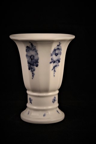 Vase in Blue Flower from Royal Copenhagen.
10/8601.
H: 15cm.