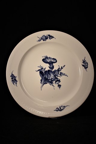 Royal Copenhagen Blue Flower braided around dish.
Dia.:33cm. 
10/8012.