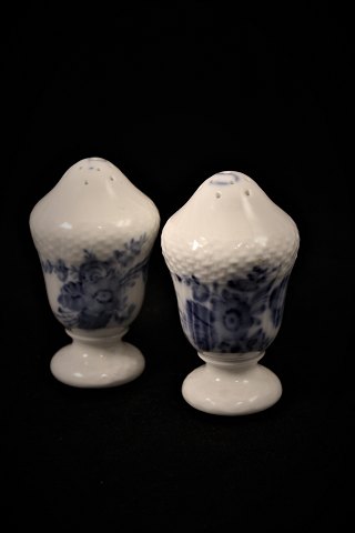 Royal Copenhagen Blue Flower curved, salt & pepper set.
Height: 8.5cm.