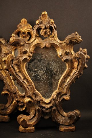 A pair of decorative French 1800 century wall mirrors with fine decorated frame 
with old gilding.
35x26cm.