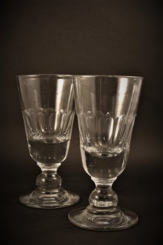 3 pcs. old French mouth-blown wine glass with fine grinding.
H: 16.5cm. Dia.:8cm.
SOLD !