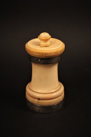 Old pepper mill made in ivory with silver border and with a fine old patina. 
Height: 8,7cm.