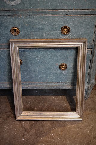French 1800 century silver frame with fine patina.
Outer dimensions: 45,5x38cm.