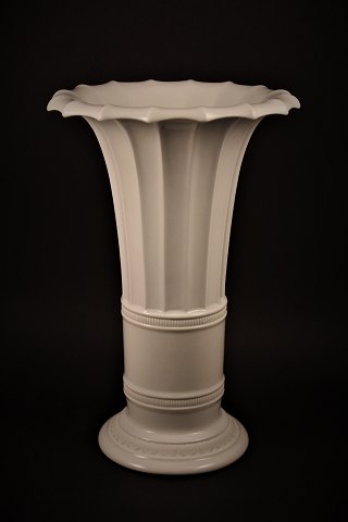 Royal Copenhagen white Hetsch vase.
H: 27,5cm. Dia.:18cm.
RC# 869.