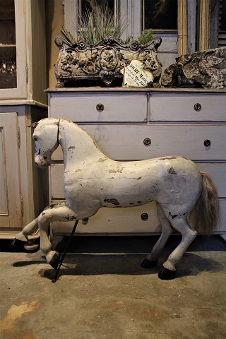 Dekorativ , stor gammel Svensk hest i udskåret træ fra 1800 tallet med hvid farve...H:85cm. L:95cm.