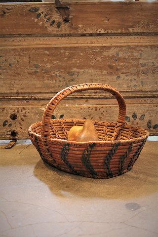 Svensk antik flet kurv med hank og gammel original bemaling fra 1800 tallet.
H:23cm. / 35x30cm.