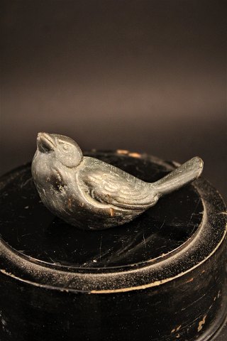 Gammel bronze fugl med fin patina.H:4,5cm. L:8cm.