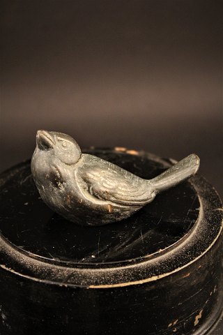 Gammel bronze fugl med fin patina.
H:4,5cm. L:8cm.