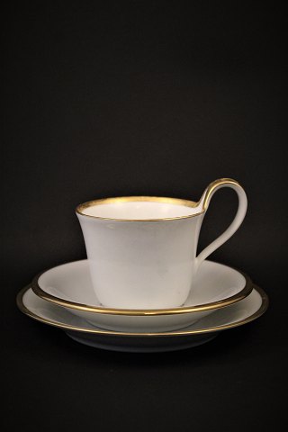 Bing & Grøndahl Hvidt porcelæn med bred guldkant , kaffekop med høj hank , underkop og kagetallerken.