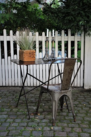 Old French cafe table in completely trimmed iron with super fine patina.H:75cm. L&W:90x47cm.