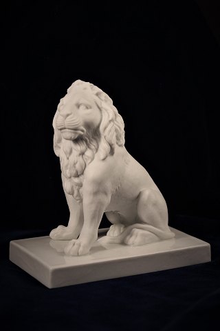 Antique porcelain lion from Bing & Grondahl.
H:13cm. L:12,8cm.
Rejection on one ear.