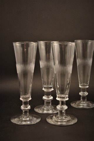 Fint , gammelt fransk champagne glas / fløjte i krystalglas med fin , enkel slibning. H:17,5cm. Dia.:5cm.8 stk. haves.