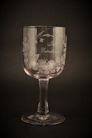 Gammelt erindrings glas fra Holmegaard glasværk med fine graveret blomster dekorationer og skrift "Til Erindring"H: 16cm. Dia: 7,5cm.