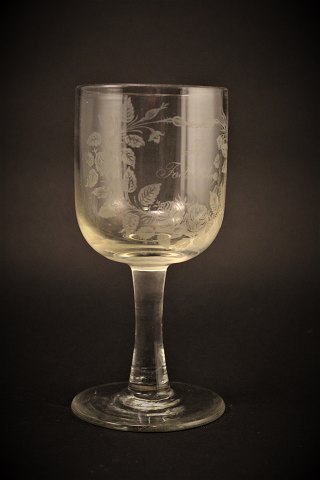 Old commemorative glass from Holmegaard glassworks with fine engraved floral 
decorations and writing "For Birthday" H:16cm. Dia:7.5cm.