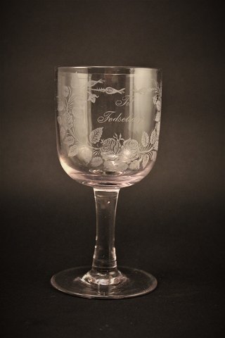 Gammelt erindrings glas fra Holmegaard glasværk med fine graveret blomster dekorationer og skrift "Til Fødselsdag"H:16cm. Dia:7,5cm.