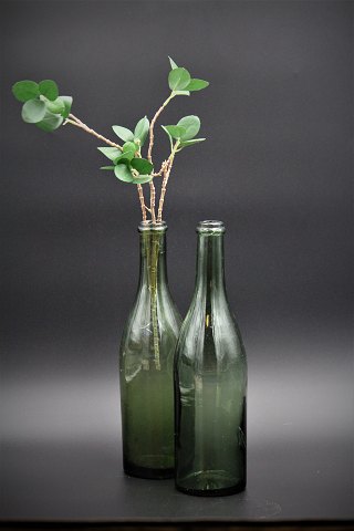 Dekorativ gammel glas flaske i grønt glas med en rigtig fin patina i selve glasset.Rigtig fine som vase til en enkelt blomst eller som vandkarafler.