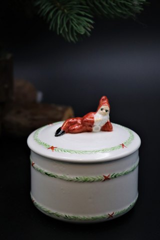 Old Swedish Christmas lid jar in porceln with pixie on top.
H:9cm. Dia.:9,5cm.