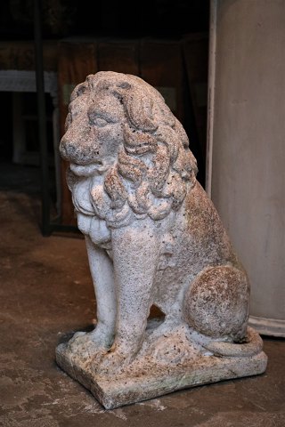 Old lion in sandstone with a super fine patina. Fine both outdoors and indoors. H:54cm. L:49cm. W:21cm.